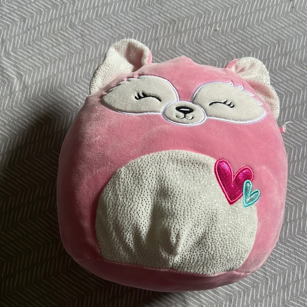 It’s very cute it has hearts on its belly and it’s a fox